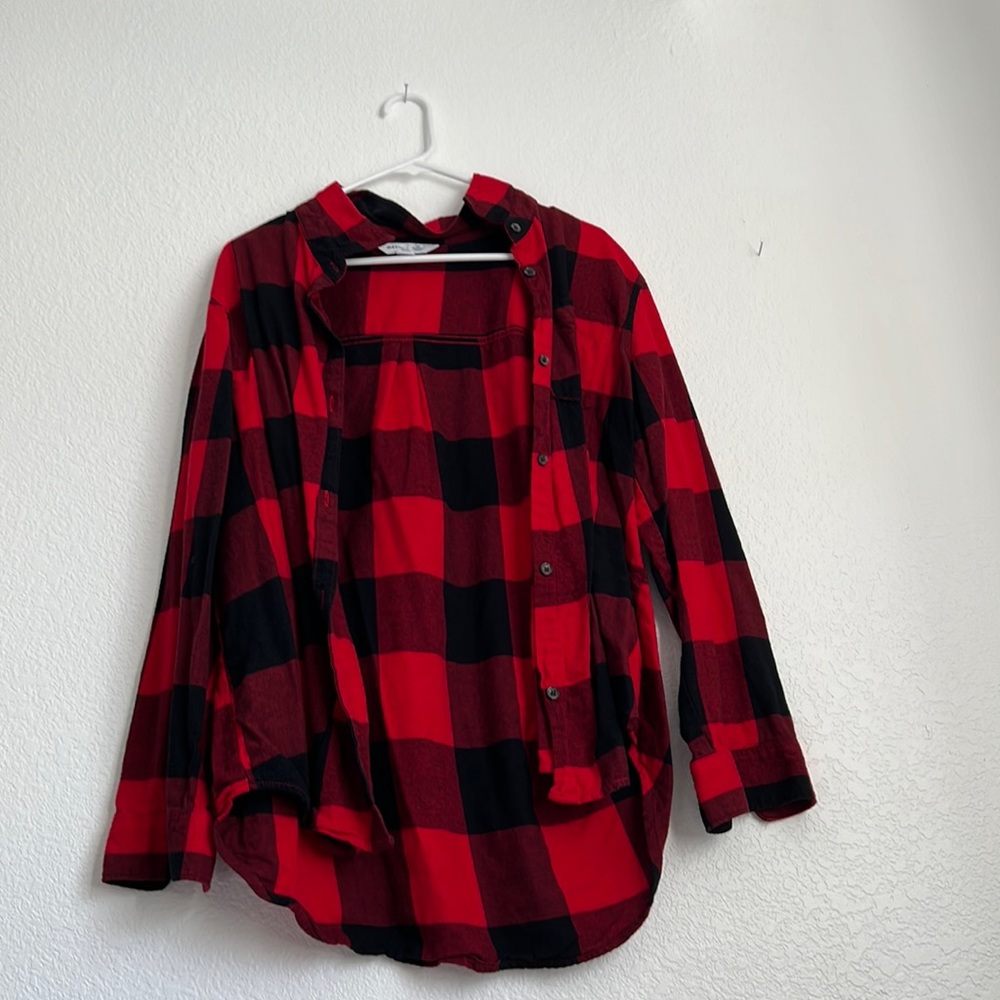Long sleeve flannel top button down red and black